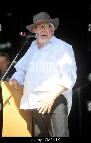 Il 29 luglio 2012. Rolf Harris dal vivo sul palco a Camp Bestival Lulworth Castle Dorset. Foto Stock