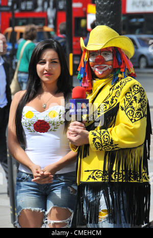 Piccadilly Circus, Londra, Regno Unito. Il 30 luglio 2012. Un presentatore dal messicano stazione TV, TV Azteca. Le Olimpiadi di Londra 2012 sta attirando troupes televisive provenienti da tutto il mondo a coprire i giochi e cattura lo spirito e l'atmosfera della città che ospita i giochi. Foto Stock