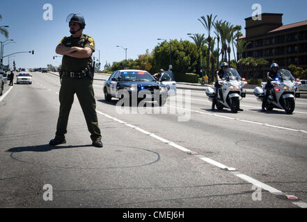 Luglio 29, 2012 - Anaheim, California, Stati Uniti d'America - Un Orange County Sheriff Vice si erge all'approccio del San Diego MI5 freeway cavalcavia a South Harbor Blvd vicino all'incrocio con West Road a sfera di domenica pomeriggio. I manifestanti in direzione sud dall'Anaheim del Dipartimento di Polizia di quartier generale, aveva tentato di raggiungere Disneyland ma è stato impedito da una polizia linea schermaglia, li rispedisce al quartier generale della polizia..--------diverse centinaia di manifestanti radunati davanti a Anaheim Questura per protestare contro due recenti officer coinvolti tiri comprese le riprese della morte di Manuel Foto Stock