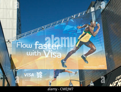 Sponsorizzazioni aziendali, branding e la vendita al dettaglio a Londra nel 2012 Olympic Park - Usain Bolt pubblicità Visa in Westfield Shopping Centre Foto Stock