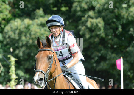 Londra, Regno Unito. Il 30 luglio, 2012. Il parco di Greenwich. Cross Country fase della gestione degli eventi olimpici di concorrenza. Mary King GBR equitazione Cavalier imperiale Foto Stock