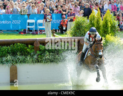 Londra, Regno Unito. Il 30 luglio, 2012. Il parco di Greenwich. Cross Country fase della gestione degli eventi olimpici di concorrenza. Zara Phillips a uno dei salti d'acqua Foto Stock