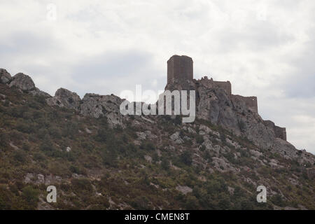 Sett. 02, 2010 - Cucugnan, Francia - Chateau de Queribus è un castello in rovina nel comune di Cucugnan, Francia. Queribus è uno dei cinque figli di Carcassonne', lungo con Aguilar, Peyrepertuse, Termes e Puilaurens: cinque castelli strategicamente collocato per difendere il confine francese contro gli Spagnoli, fino a che il bordo è stato spostato nel 1659. È considerato come l'ultima roccaforte catari. Queribus è alto e isolato. Sorge sulla sommità del picco più alto per miglia intorno a. Nel 1951 i lavori di restauro della torretta è iniziato e tra 1998-2002 un completo restauro del castello fu intrapresa: la ca Foto Stock