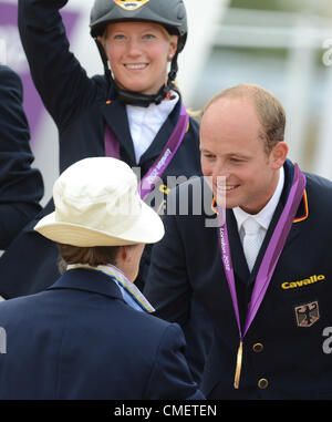 Londra, Inghilterra, Regno Unito. Martedì 31 luglio 2012. In Germania il team di gestione eventi celebrare dopo aver vinto la medaglia d'oro del team equestri eventing durante il London 2012 Giochi Olimpici nel Greenwich Park. Michael Jung (R) riceve la sua medaglia d'oro dal British Princess Anne (C), la principessa Royal accanto al suo compagno di squadra Sandra Auffarth. Foto Stock