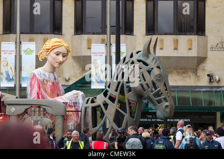 Northampton, Regno Unito. Il 31 luglio 2012. Un enorme marionetta Godiva si risveglia è parte di artisti prendendo il piombo, una serie di dodici arte pubblica commissioni in tutto il Regno Unito per celebrare il London 2012 Olimpiadi culturali, finanziato da Arts Council England. Lei arriva in piazza del mercato ad una atmosfera di carnevale, e attende per la parata di boot per arrivare ad avere la 6ft alta realizzata su misura in pelle stivali equitazione montato, che sono state fatte da Northampton-basato su misura di boot maker Orazio listello. Foto Stock