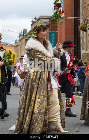 Northampton UK 31 luglio 2012. Un enorme marionetta Godiva si risveglia è parte di artisti prendendo il piombo, una serie di dodici arte pubblica commissioni in tutto il Regno Unito per celebrare il London 2012 Olimpiadi culturali, finanziato da Arts Council England. Lei arriva in piazza del mercato ad una atmosfera di carnevale, e attende per la parata di boot per arrivare ad avere la 6ft alta realizzata su misura in pelle stivali equitazione montato, che sono state fatte da Northampton-basato su misura di boot maker Orazio listello. Foto Stock