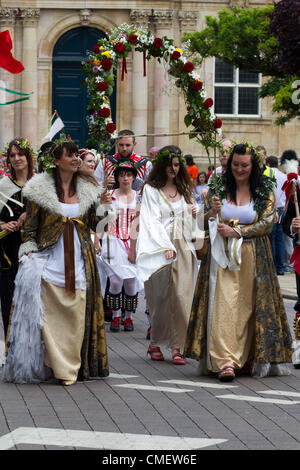 Northampton, Regno Unito. Il 31 luglio 2012. La gente in costume come parte di artisti prendendo il piombo, una serie di dodici arte pubblica commissioni in tutto il Regno Unito per celebrare il London 2012 Olimpiadi culturali, finanziato da Arts Council England. Foto Stock