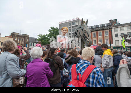 Northampton, Regno Unito. Il 31 luglio 2012. Un enorme marionetta Godiva si risveglia è parte di artisti prendendo il piombo, una serie di dodici arte pubblica commissioni in tutto il Regno Unito per celebrare il London 2012 Olimpiadi culturali, finanziato da Arts Council England. Lei arriva in piazza del mercato ad una atmosfera di carnevale, e attende per la parata di boot per arrivare ad avere la 6ft alta realizzata su misura in pelle stivali equitazione montato, che sono state fatte da Northampton-basato su misura di boot maker Orazio listello. Foto Stock