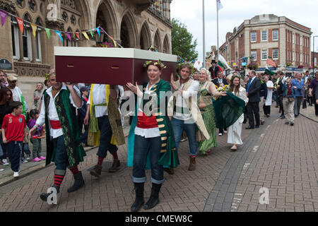 Northampton UK 31 luglio 2012. Un enorme marionetta Godiva si risveglia è parte di artisti prendendo il piombo, una serie di dodici arte pubblica commissioni in tutto il Regno Unito per celebrare il London 2012 Olimpiadi culturali, finanziato da Arts Council England. Lei arriva in piazza del mercato ad una atmosfera di carnevale, e attende per la parata di boot per arrivare ad avere la 6ft alta realizzata su misura in pelle stivali equitazione montato, che sono state fatte da Northampton-basato su misura di boot maker Orazio listello. Foto Stock