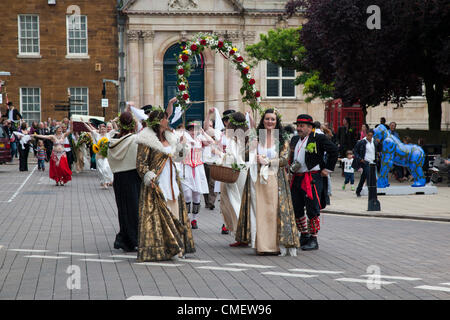 Northampton UK 31 luglio 2012. Un enorme marionetta Godiva si risveglia è parte di artisti prendendo il piombo, una serie di dodici arte pubblica commissioni in tutto il Regno Unito per celebrare il London 2012 Olimpiadi culturali, finanziato da Arts Council England. Lei arriva in piazza del mercato ad una atmosfera di carnevale, e attende per la parata di boot per arrivare ad avere la 6ft alta realizzata su misura in pelle stivali equitazione montato, che sono state fatte da Northampton-basato su misura di boot maker Orazio listello. Foto Stock