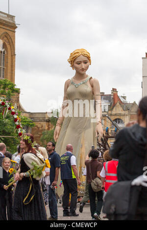 Northampton, Regno Unito. Il 31 luglio 2012. Un enorme marionetta Godiva si risveglia è parte di artisti prendendo il piombo, una serie di dodici arte pubblica commissioni in tutto il Regno Unito per celebrare il London 2012 Olimpiadi culturali, finanziato da Arts Council England. Godiva è equipaggiato con una coppia di 6ft alta realizzata su misura in pelle stivali equitazione da Northampton-basato su misura di boot maker Orazio listello. Foto Stock