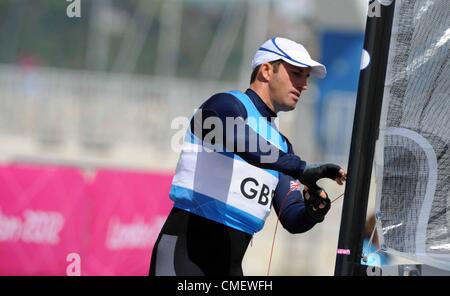 Ben Ainslie ottenendo la sua barca preparata per il secondo giorno di Olympic Classe Finn racing oggi (Mon) a Portland Dorset. Il 30 luglio, 2012 foto da: Dorset Servizio media Foto Stock