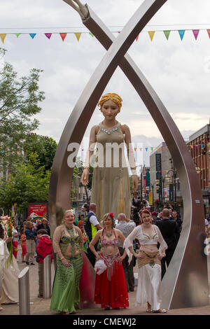 Northampton, Regno Unito. Il 31 luglio 2012. La gente in costume come l'enorme marionetta Godiva si risveglia si muove attraverso la città come parte di artisti prendendo il piombo, una serie di dodici arte pubblica commissioni in tutto il Regno Unito per celebrare il London 2012 Olimpiadi culturali, finanziato da Arts Council England. Godiva è equipaggiato con una coppia di 6ft alta realizzata su misura in pelle stivali equitazione da Northampton-basato su misura di boot maker Orazio listello. Foto Stock