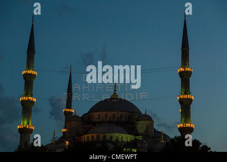 Istanbul, Turchia. Martedì 31 luglio 2012. Ramazan (Ramadan) è quasi la metà al di sopra. Le luci sono infilate tra i minareti della Moschea Blu nella celebrazione, proclamando 'Sow in questo mondo, reap nel prossimo". Foto Stock