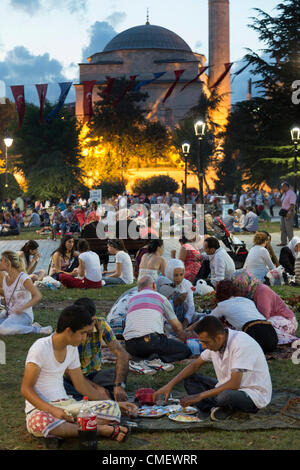 Istanbul, Turchia. Martedì 31 luglio 2012. Ramazan (Ramadan) è quasi la metà al di sopra. I musulmani fare picnic su un parco al Sultan Ahmet quartiere, la città vecchia di Istanbul, Turchia. Foto Stock