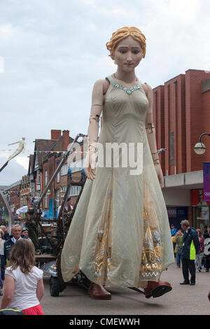 Northampton, Regno Unito. Il 31 luglio 2012. La gente in costume come l'enorme marionetta Godiva si risveglia si muove attraverso la città come parte di artisti prendendo il piombo, una serie di dodici arte pubblica commissioni in tutto il Regno Unito per celebrare il London 2012 Olimpiadi culturali, finanziato da Arts Council England. Godiva è equipaggiato con una coppia di 6ft alta realizzata su misura in pelle stivali equitazione da Northampton-basato su misura di boot maker Orazio listello. Foto Stock