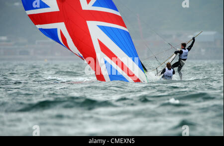 Olimpiadi di Londra 2012: Vela, azione durante il London 2012 Giochi Olimpici a Weymouth e Portland Venue, Dorset, Gran Bretagna, UK. Stevie Morrison e Ben Rhodes capovolgersi sul loro quarto in gara il 49er classe Luglio 31st, 2012 foto da: Dorset Servizio media Foto Stock