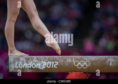 Dettaglio di preformatura ginnasta sul fascio di equilibrio durante la donna della squadra di ginnastica finali all'2012 Olimpiadi estive di Londra, Inghilterra Foto Stock