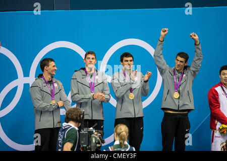 Michael Phelps (USA)-3rd da destra con i tuoi compagni di squadra L-R Conor Dwyer, Ryan Lochte e Ricky Berens negli uomini 4 X 200 metri relè Freestyle finale dove ha vinto la medaglia d'oro e un record 19 medaglie nella competizione Olimpica al 2012 Olimpiadi estive di Londra, Inghilterra. Foto Stock