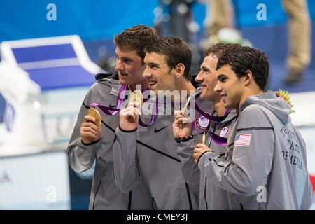 Michael Phelps (USA)-3rd da destra con i tuoi compagni di squadra L-R Conor Dwyer, Ryan Lochte e Ricky Berens negli uomini 4 X 200 metri relè Freestyle finale dove ha vinto la medaglia d'oro e un record 19 medaglie nella competizione Olimpica al 2012 Olimpiadi estive di Londra, Inghilterra. Foto Stock