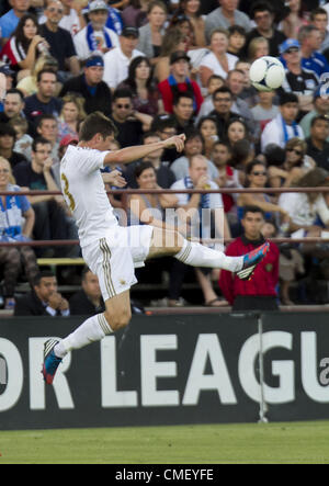 Luglio 31, 2012 - San Clara, CA, Stati Uniti d'America - Swansea Ben Davies calci la palla al centro durante la seconda metà del gioco. San Jose terremoti vs Swansea City AFC Martedì 31 Luglio 2012 a Buck Shaw Stadium san jose california, Stati Uniti d'America (credito Immagine: © Marty Bicek/ZUMAPRESS.com) Foto Stock