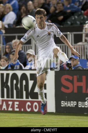 Luglio 31, 2012 - San Clara, CA, Stati Uniti d'America - Swansea Ben Davies calci la palla al centro durante la seconda metà del gioco. San Jose terremoti vs Swansea City AFC Martedì 31 Luglio 2012 a Buck Shaw Stadium san jose california, Stati Uniti d'America (credito Immagine: © Marty Bicek/ZUMAPRESS.com) Foto Stock