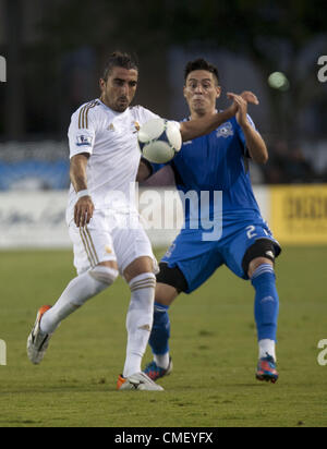 Luglio 31, 2012 - San Clara, CA, Stati Uniti d'America - Swansea Chico battaglie per la sfera contro i terremoti Cesar Diaz Pizarro durante la seconda metà del gioco. San Jose terremoti vs Swansea City AFC Martedì 31 Luglio 2012 a Buck Shaw Stadium san jose california, Stati Uniti d'America. Il punteggio finale è stato tie 2-2. (Credito Immagine: © Marty Bicek/ZUMAPRESS.com) Foto Stock