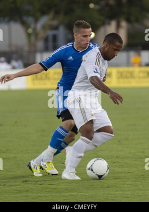 Luglio 31, 2012 - San Clara, CA, Stati Uniti d'America - Swansea Wayne Rutledge lavora la palla lontano da terremoti Sam Garza durante la prima metà del gioco. San Jose terremoti vs Swansea City AFC Martedì 31 Luglio 2012 a Buck Shaw Stadium san jose california, Stati Uniti d'America (credito Immagine: © Marty Bicek/ZUMAPRESS.com) Foto Stock