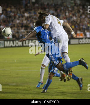 Luglio 31, 2012 - San Clara, CA, Stati Uniti d'America - Swansea Chico capi la palla in vista di un obiettivo a 59min nella partita. San Jose terremoti vs Swansea City AFC Martedì 31 Luglio 2012 a Buck Shaw Stadium San Jose California, USA il punteggio finale è stato tie 2-2. (Credito Immagine: © Marty Bicek/ZUMAPRESS.com) Foto Stock