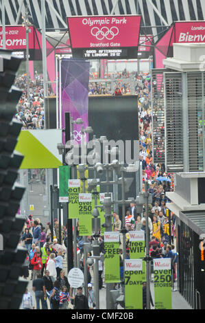 Stratford, Londra, Regno Unito. Il 1 agosto 2012. La Folla di lasciare il statdium Olimpico e la testa in il Westfield Stratford shopping center che è imballato con i visitatori per i Giochi Olimpici. Foto Stock