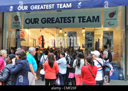 Stratford, Londra, Regno Unito. Il 1 agosto 2012. La messa in coda per il Team GB memorabilia al Westfield Stratford shopping center che è imballato con i visitatori per i Giochi Olimpici. Foto Stock