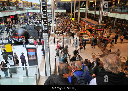 Stratford, Londra, Regno Unito. Il 1 agosto 2012. I ristoranti fanno affari con il Westfield Stratford shopping center che è imballato con i visitatori per i Giochi Olimpici. Foto Stock