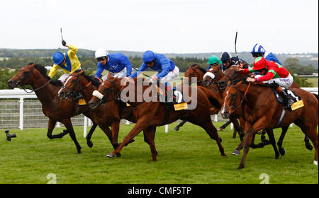 01.08.12 CHICHESTER, Inghilterra Sam Hitchcott su LUHAIF, Silvestre De Sousa sulla THA'IR, Frankie Dettori su ARTIGI, Paolo Hanagan su GHURAIR,William Buick su Massenzio e Richard Hughes sulla gloria olimpica durante la Veuve Clicquot Vintage picchetti (gruppo 2) alla gloriosa Goodwood Festival il giorno 2 Foto Stock