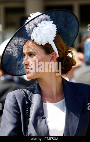 01.08.12 CHICHESTER, Inghilterra Francesca Cumani dopo la grande gara Qipco Sussex Stakes (British Champions serie) (gruppo 1) alla gloriosa Goodwood Festival il giorno 2 Foto Stock