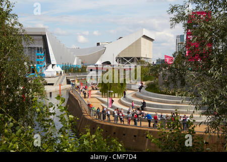 Vista verso sud lungo il fiume Lea con Aquatics Centre su una soleggiata giornata al Parco Olimpico, Londra 2012 Giochi Olimpici sito, Stratford London E20, Regno Unito Foto Stock