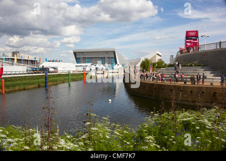 Vista verso sud lungo il fiume Lea su una soleggiata giornata al Parco Olimpico, Londra 2012 Giochi Olimpici sito, Stratford London E20, Regno Unito Foto Stock