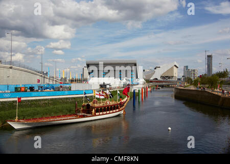 Royal Barge sul fiume Lea presso Olympic Park, Londra 2012 Giochi Olimpici sito, Stratford London E20, Regno Unito Foto Stock