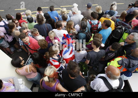 Folla marcia fino all'arrivo del primo peloton - Atmosfera durante i Giochi Olimpici Ciclismo - Hampton Court, Surrey, Regno Unito - 28 Luglio 2012 Foto Stock