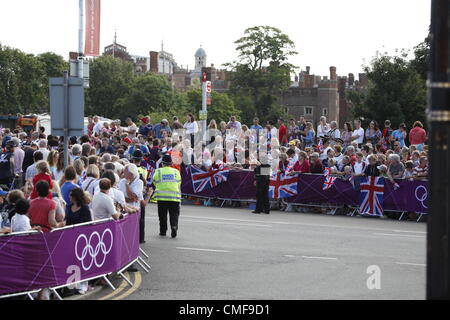 Folla marcia fino all'arrivo del primo peloton - Atmosfera durante i Giochi Olimpici Ciclismo - Hampton Court, Surrey, Regno Unito - 28 Luglio 2012 Foto Stock