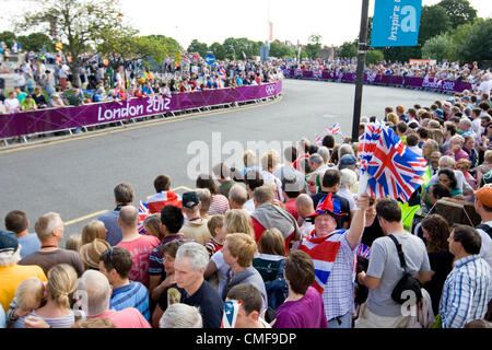 Folla marcia fino all'arrivo del primo peloton - Atmosfera durante i Giochi Olimpici Ciclismo - Hampton Court, Surrey, Regno Unito - 28 Luglio 2012 Foto Stock