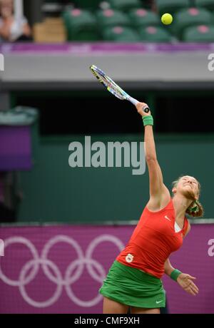 02.08.2012. Il torneo di Wimbledon, Londra Inghilterra. Victoria Azarenka della Bielorussia serve nel suo quarterfinal match contro Kerber della Germania durante il London 2012 Giochi Olimpici il torneo di tennis di Wimbledon, Londra, Gran Bretagna, 02 agosto 2012. Foto Stock