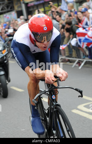 Bradley Wiggins Team (GB) gare attraverso Londra sul modo di vincere la medaglia d'oro nel 2012 Olympic Uomini Individuale Ciclismo Time-Trial, London, Regno Unito Mercoledì 01 Agosto, 2012. Foto Stock