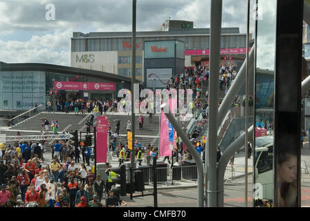 Turisti olimpici di Londra che vanno all'Olympic Park folle di visitatori. Ingresso della metropolitana di Londra Jubilee e Central Line. (L) sotto la segnaletica marchi e spruzzi. 2012 2010 UK HOMER SYKES Foto Stock