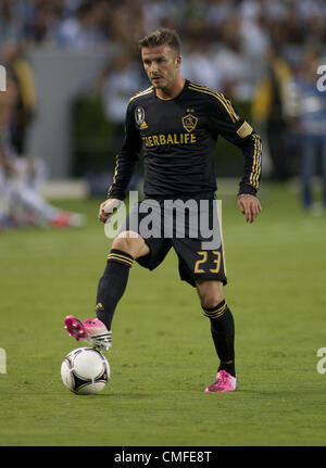 2 agosto 2012 - Carson, California, Stati Uniti d'America - David Beckham, 23 della galassia di Los Angeles con la palla durante il gioco con il Real Madrid durante il loro gioco nel mondo del calcio Challenge 2012 Giovedì 2 agosto 2012 all'Home Depot Center di Carson, California. Il Real Madrid ha sconfitto la galassia 5-0. (Credito Immagine: © Javier Rojas/Prensa Internacional/ZUMAPRESS.com) Foto Stock