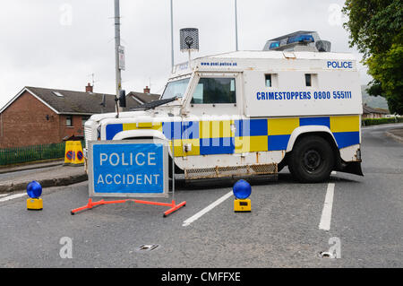 PSNI blindati di polizia Landrover blocca una strada che è stata chiusa. Segno dice 'Incidente di polizia" Foto Stock