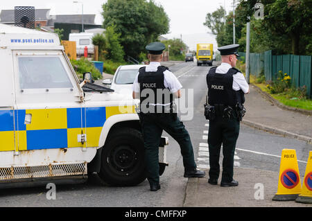 PSNI poliziotti deviare il traffico lontano da una strada chiusa Foto Stock