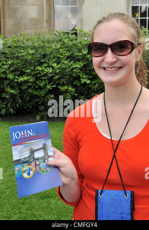 Il 3° agosto 2012. Trafalgar Square, Londra, Regno Unito. Il 3 agosto 2012. Una giovane donna di consegnare "John e Romani", il coperchio utilizza un anelli olimpici tema, in Trafalgar Square. I gruppi religiosi sono nel centro di Londra, molti utilizzando le Olimpiadi di temi in alcune delle loro attività per attrarre nuovi credenti. Foto Stock