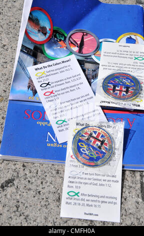 Il 3° agosto 2012. Trafalgar Square, Londra, Regno Unito. Il 3 agosto 2012. Scudetti e copie di 'John e Romani", utilizzano entrambi un anelli olimpici tema, sinistra in Trafalgar Square. I gruppi religiosi sono nel centro di Londra, molti utilizzando le Olimpiadi di temi in alcune delle loro attività per attrarre nuovi credenti. Foto Stock