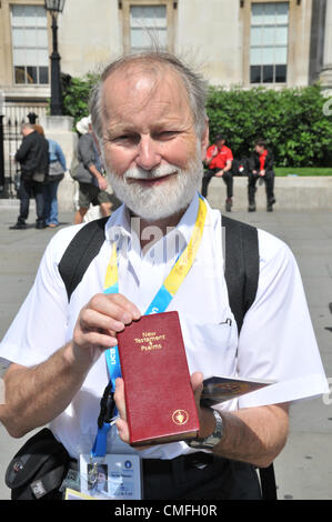 Il 3° agosto 2012. Trafalgar Square, Londra, Regno Unito. Il 3 agosto 2012. Un uomo di consegnare Gideons Nuovo Testamento in Trafalgar Square. I gruppi religiosi sono nel centro di Londra, molti utilizzando le Olimpiadi di temi in alcune delle loro attività per attrarre nuovi credenti. Foto Stock