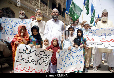 Gli attivisti del Jamat-e-Islami (JI) chant slogan contro l'uccisione dei musulmani in Birmania durante la manifestazione di protesta presso la moschea di Aurangzeb in Hyderabad Venerdì 03 Agosto, 2012. Foto Stock